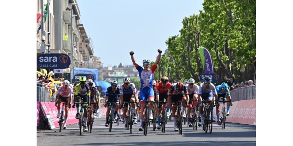 Arnaud Démare gewinnt den 6. Giro d'Italia Arnaud Démare gewinnt den 6. Giro d'Italia